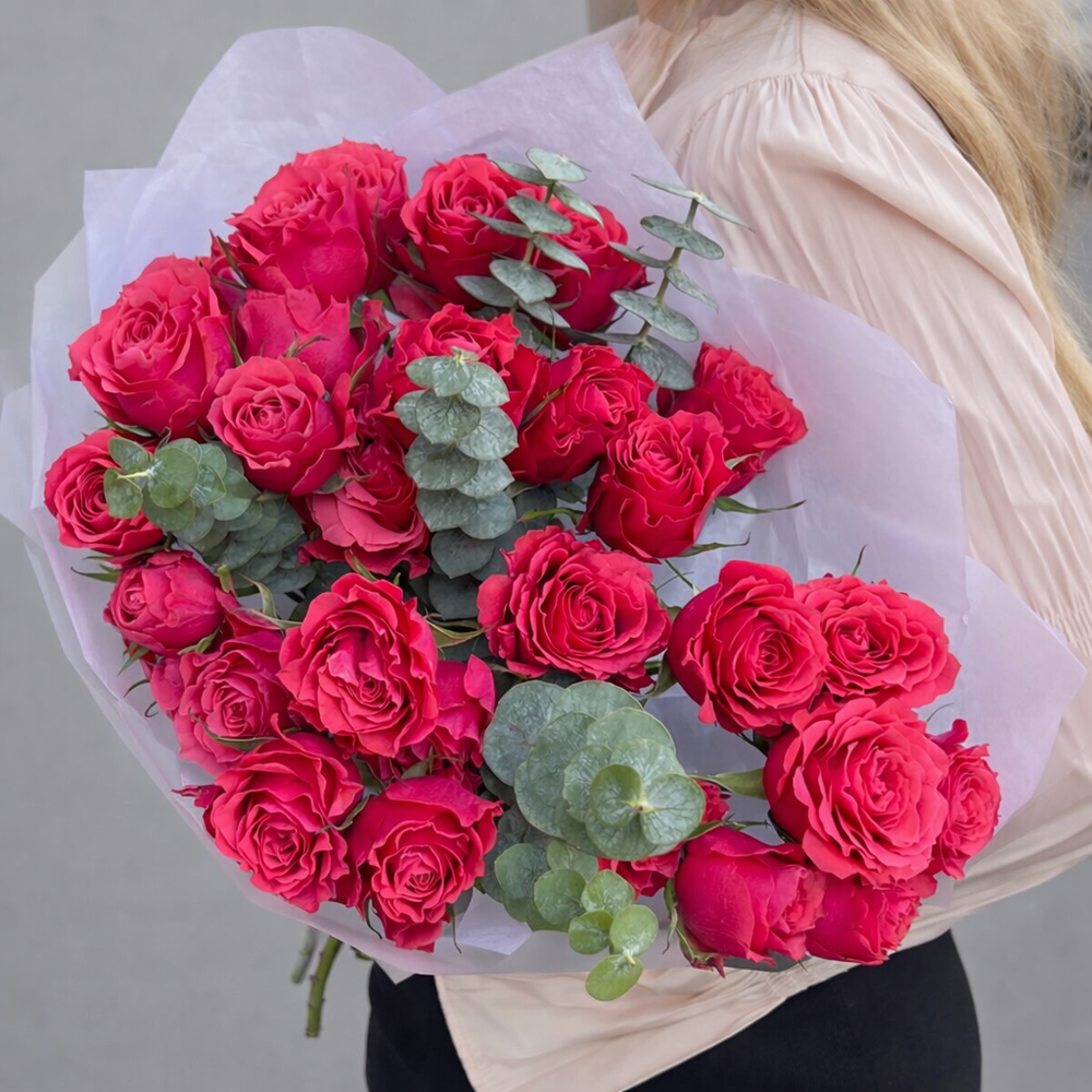 Букет из красных кустовых пионовидных роз с эвкалиптом в матовой упаковке - РИМСКАЯ РОЗА фото №2