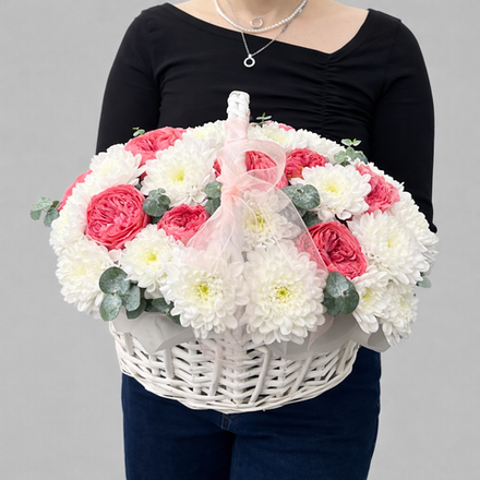 Композиция в белой корзине с кустовыми розами и хризантемами