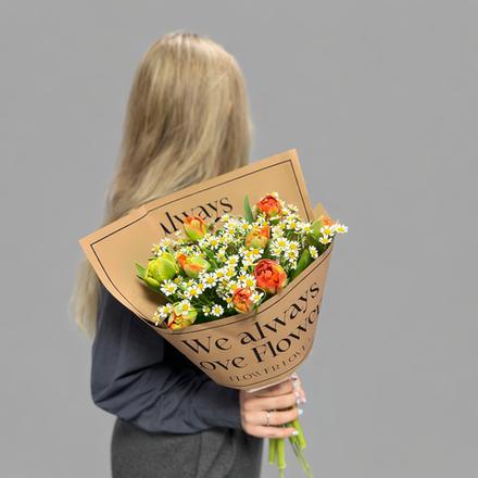 Букет из пионовидных тюльпанов и кустовых ромашек в дизайнерской упаковке