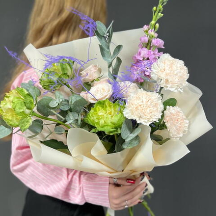 Букет из кремовых диантусов, маттиолы, кустовой розы и розы Veggie (Вегге)