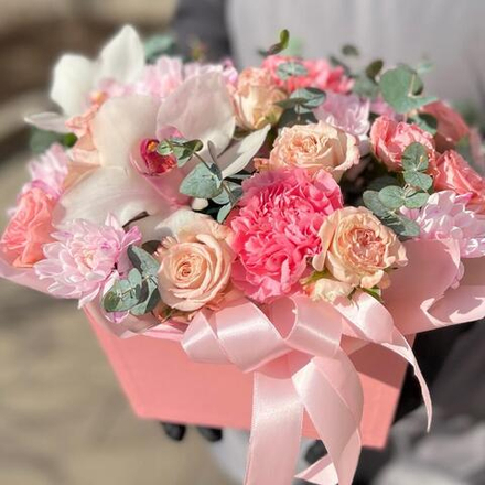 Кустовые розы, орхидеи и хризантемы в коробке