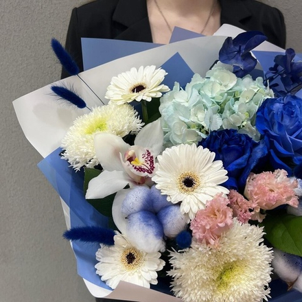 Букет с синими розами, орхидеями и герберами