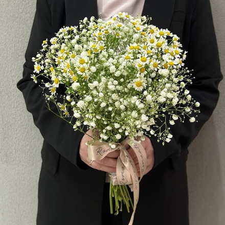 Букет из ромашек и гипсофилы
