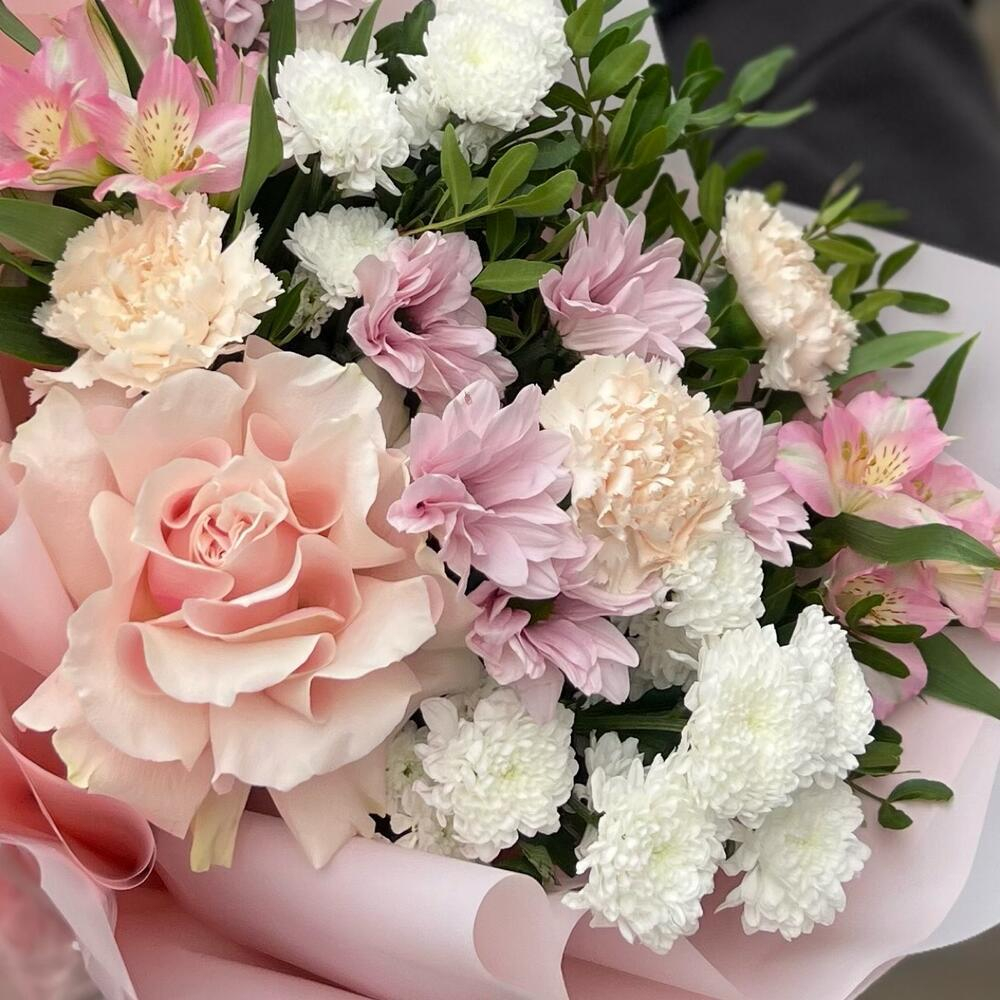 Букет из хризантем, французской розы, альстромерий и маттиолы - РИМСКАЯ РОЗА фото №5