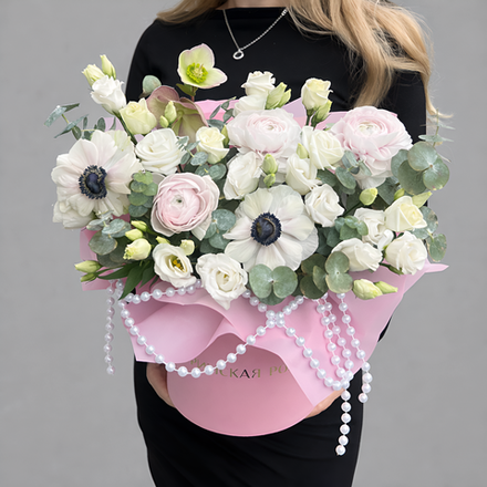 Композиция с эустомой, анемонами, ранункулюсами и эвкалиптом в розовой коробке