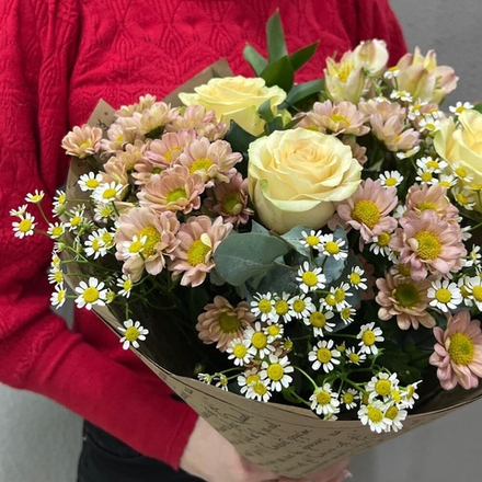 Букет из ромашек, розы и ромашковой сантини в крафте