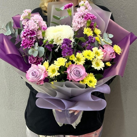 Букет из роз, хризантем и маттиолы