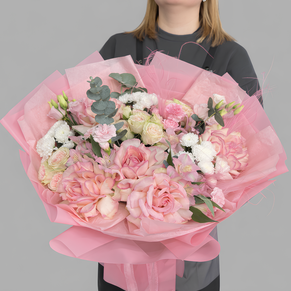 Большой букет из французских и кустовых роз, хризантем и эустомы в розовой упаковке - РИМСКАЯ РОЗА фото №1