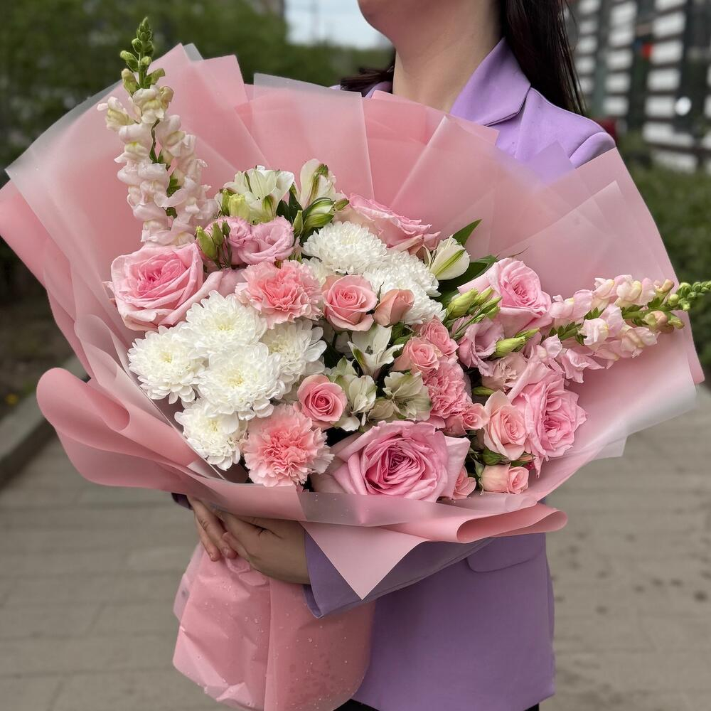 Нежный букет из розовых роз, хризантем, альстромерий и эустомы - РИМСКАЯ РОЗА фото №3