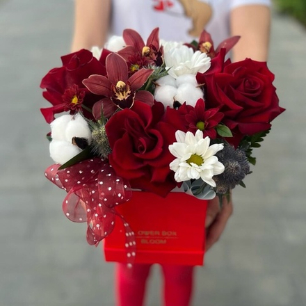 Красные розы в коробке с орхидеями