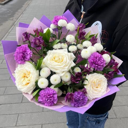 Букет из кремовых роз и фиолетовых гвоздик с альстромерией