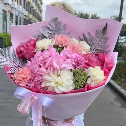 Букет с гортензией, пионовидными розами, георгином, диантусами и хризантемой