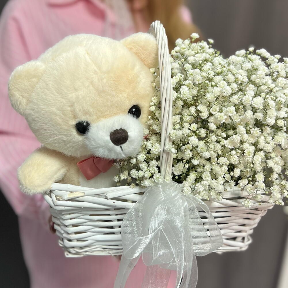 Композиция из белой гипсофилы и мягкой игрушки Мишка в корзине - РИМСКАЯ РОЗА фото №4