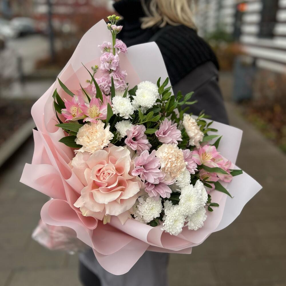 Букет из хризантем, французской розы, альстромерий и маттиолы - РИМСКАЯ РОЗА фото №1