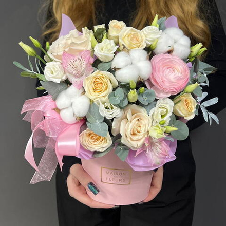 Цветы в коробке с кустовыми розами и ранункулюсом