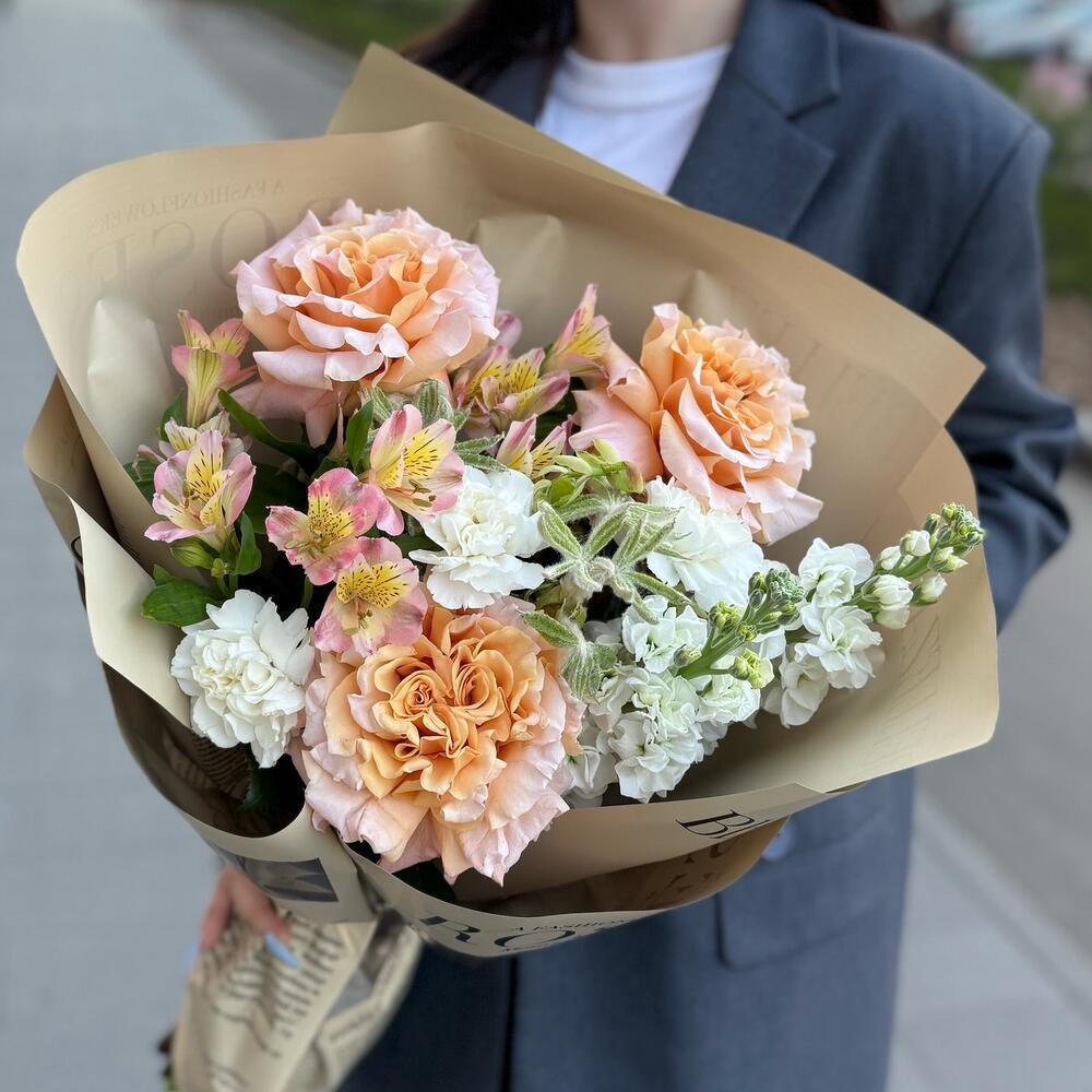 Букет с французскими розами, ароматной маттиолой и диантусами в кремовых тонах - РИМСКАЯ РОЗА фото №1