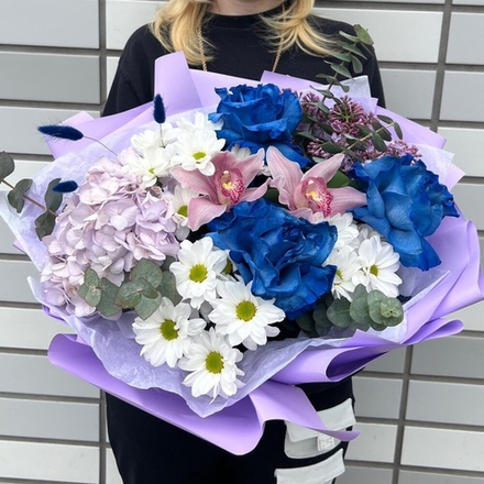 Букет с синими розами, орхидеями и гортензией