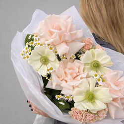 Букет из французских роз, анемонов и кустовых ромашек - РИМСКАЯ РОЗА фото №3