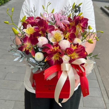 Галактическая орхидея с хризантемой, лимониумом и альстромерией