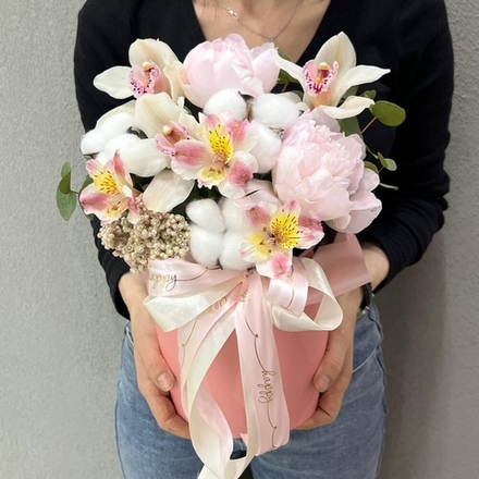 Пионы с орхидеями и эвкалиптом в коробке