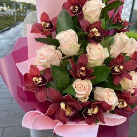 Букет из роз и шоколадных орхидей