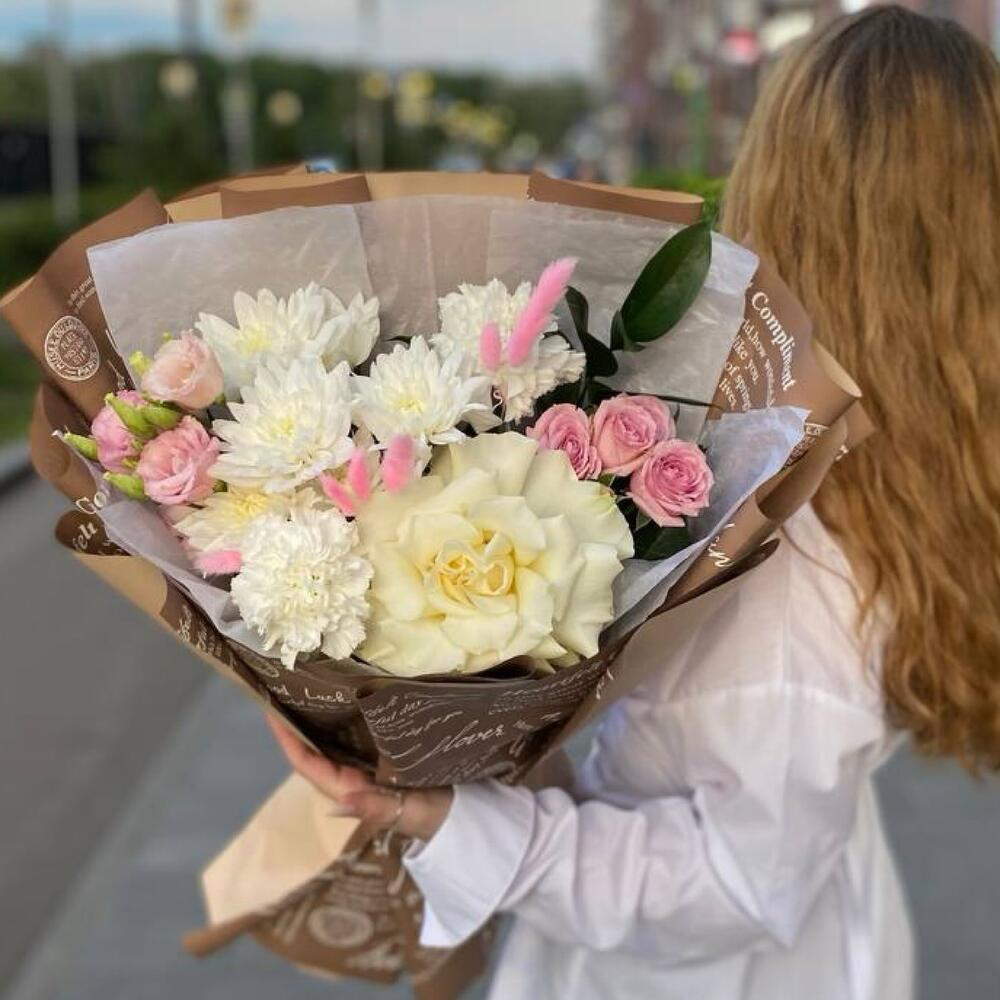 Букет из французской розы, эустомы, хризантемы и диантусов - РИМСКАЯ РОЗА фото №5