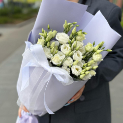 Букет из белой эустомы нежной упаковке - РИМСКАЯ РОЗА фото №3