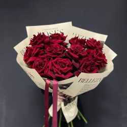 Букет из французских красных роз 11 штук в дизайнерской упаковке - РИМСКАЯ РОЗА фото №4