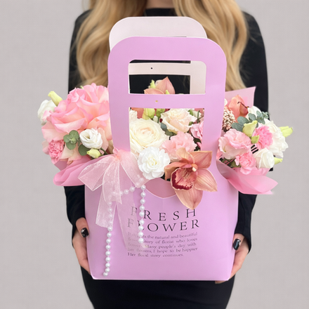 Композиция в сумочке с эустомой, ранункулюсом, орхидеями и французской розой