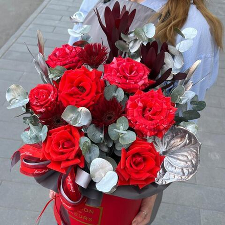 Розы в коробке с герберами, сафари и эвкалиптом