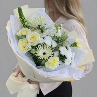 Кремовый букет из кустовых роз, гербер, хризантемы сантини и гвоздик