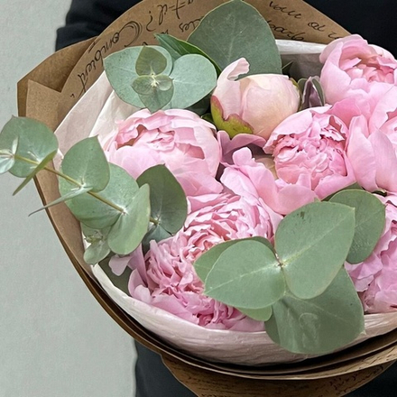 Букет из пионов