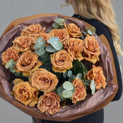 Букет из эквадорских роз Тоффи (Toffee) в упаковке шоколадного цвета