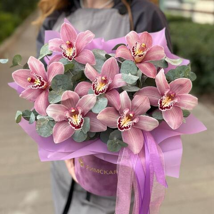 Композиция из фиолетовых орхидей в коробке