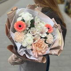 Букет из хризантем, гербер, роз и альстромерии в шоколадной упаковке