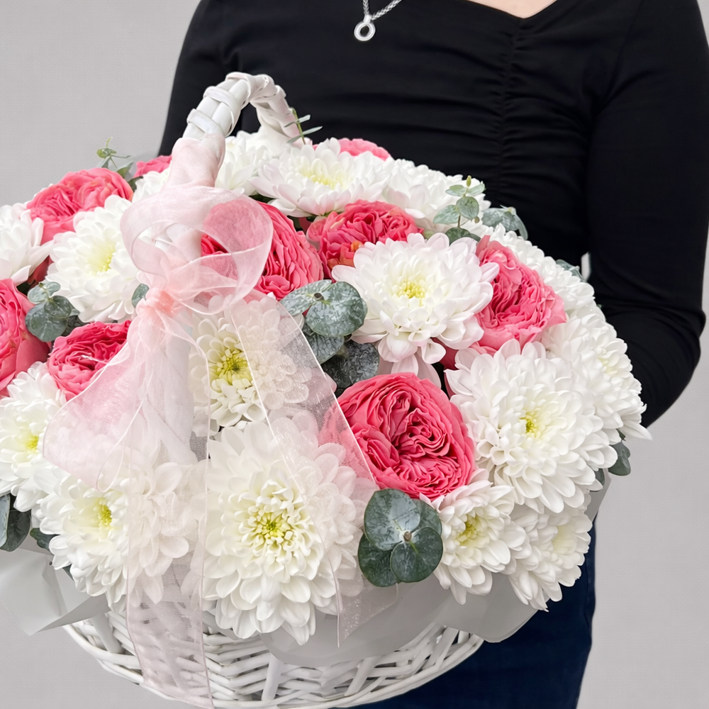 Композиция в белой корзине с кустовыми розами и хризантемами - РИМСКАЯ РОЗА фото №4