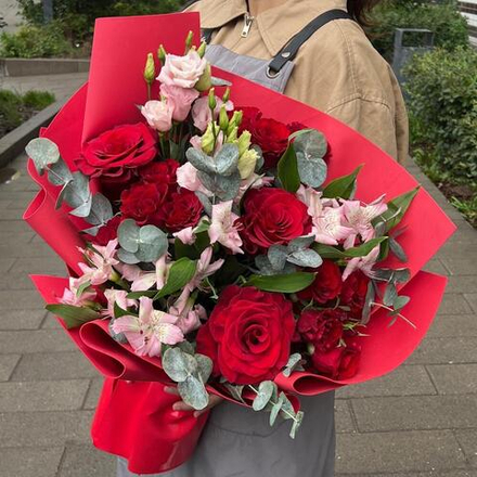 Букет из красных роз, эустомы, кустовых роз и альстромерий