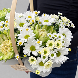 Композиция в корзине с ромашками, розами veggie и ромашковой хризантемой - РИМСКАЯ РОЗА фото №3