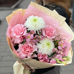 Букет из розовых роз, белых хризантем, эустомы и альстромерии - РИМСКАЯ РОЗА фото №2
