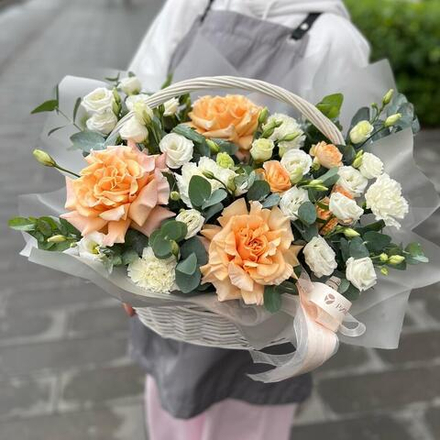 Корзина с французскими розами, эустомой, кустовыми розами и эвкалиптом