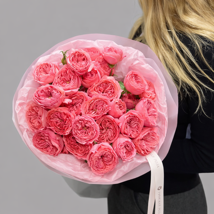 Круглый букет с пионовидными кустовыми розами