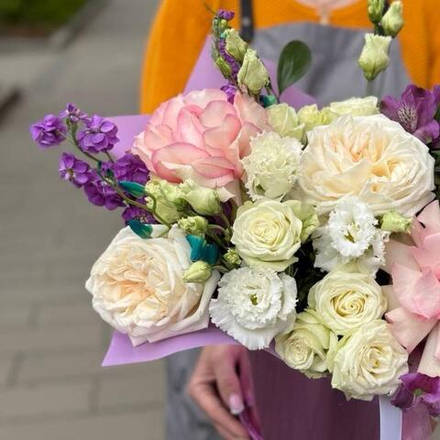 Композиция из французской розы, эустомы и кустовой розы в коробке