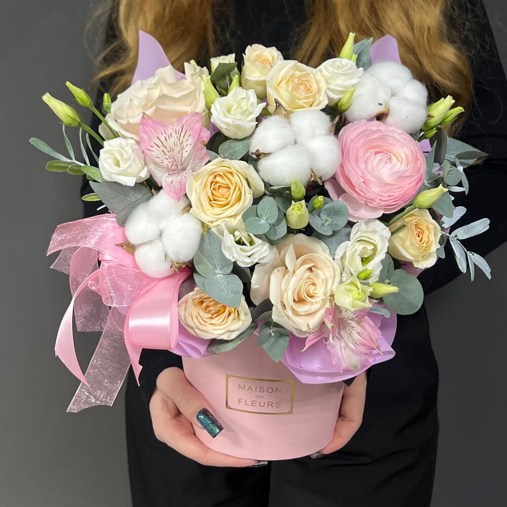 Цветы в коробке с кустовыми розами и ранункулюсом - РИМСКАЯ РОЗА фото №2