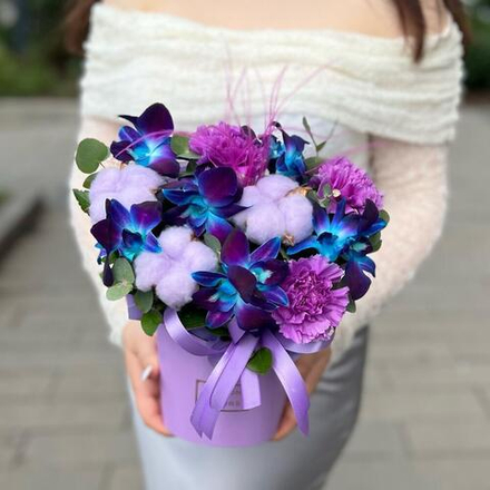 Космическая орхидея с диантусами и хлопком в коробке