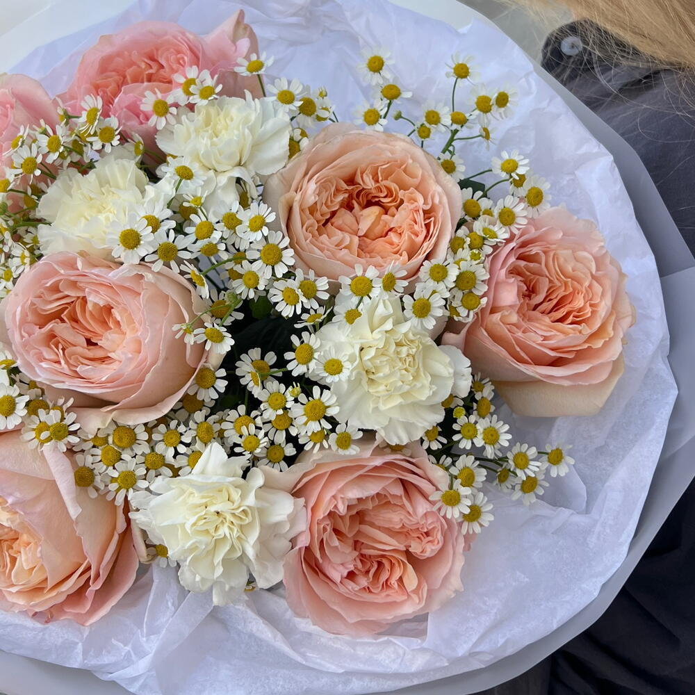 Букет из пионовидных роз. диантусов и кустовых ромашек - РИМСКАЯ РОЗА фото №3