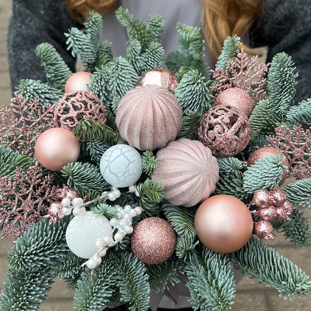 Композиция из лапника с новогодним декором - РИМСКАЯ РОЗА фото №3