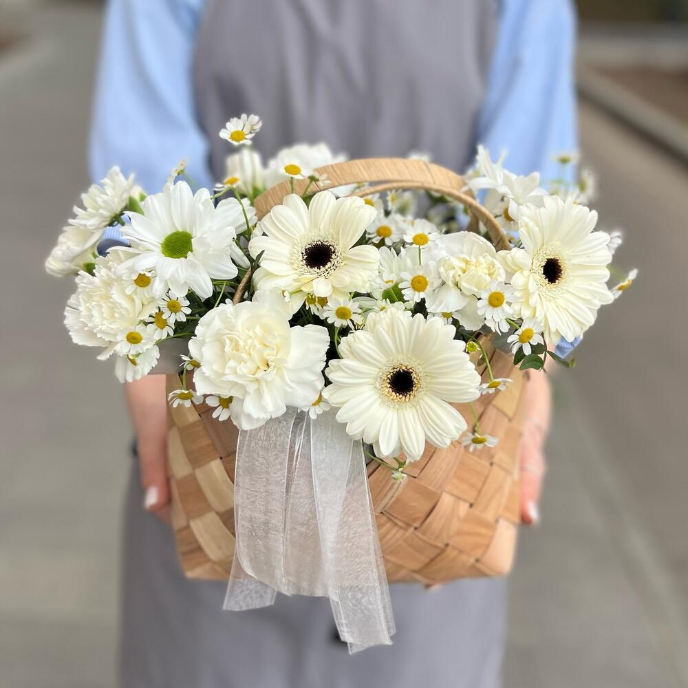 Корзина с ромашками, белыми герберами и ромашковой хризантемой - РИМСКАЯ РОЗА фото №1