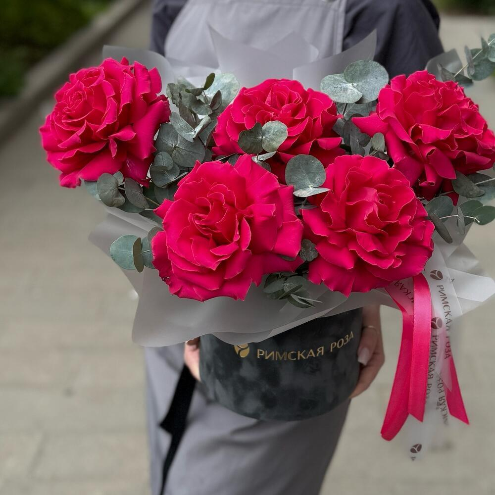 Композиция из больших розовых роз в коробке с эвкалиптом РИМСКАЯ РОЗА фото №4