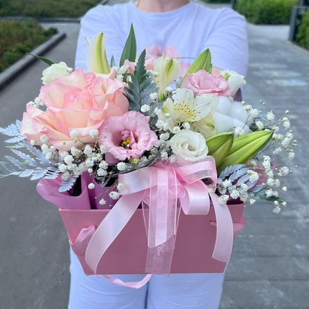 Розы с лилиями и эустомой в коробке