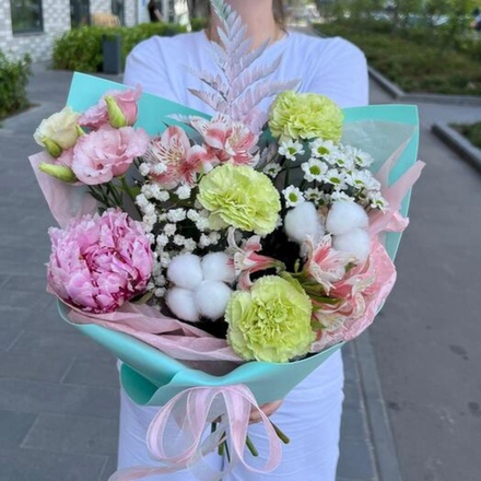 Букет с пионом, зелеными гвоздиками, хлопком и ромашковым сантини